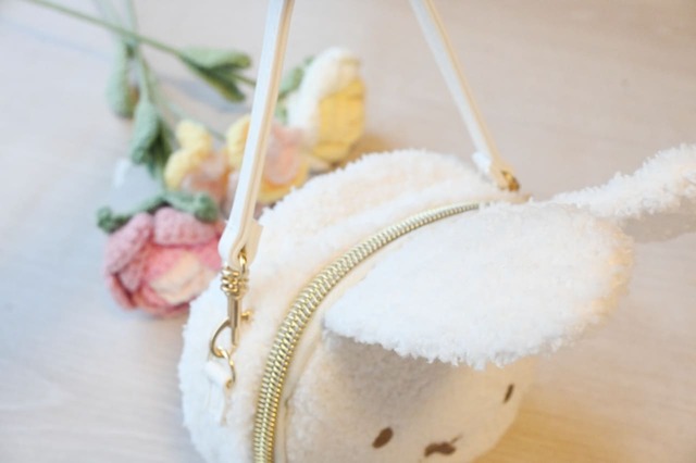 【「miffy いちごチャームの2WAYポーチ＆ショルダーバッグ BOOK」（宝島社）】短いストラップは長さ21cm。手持ちしやすい長さです