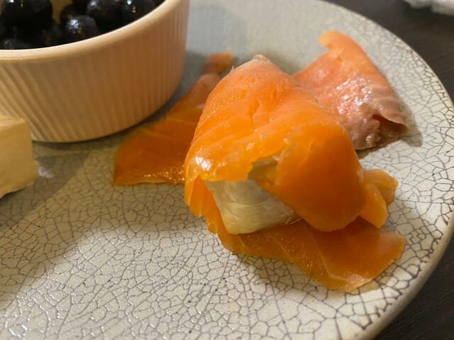 【業務スーパー　スモークサーモン】チーズに巻きつけるのにちょうど良い厚み！