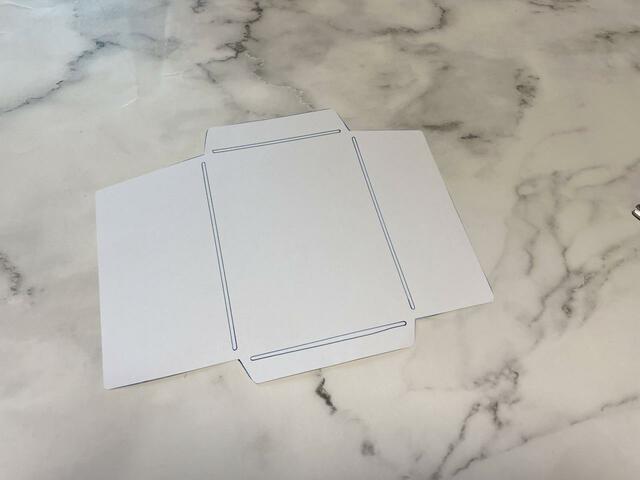 なぞった線に沿ってカットします