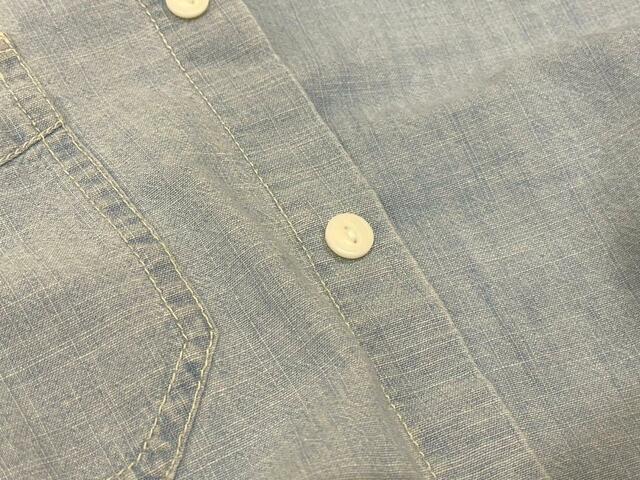 【ワークマン　シャンブレー長袖シャツ】ボタンはやや光沢のある乳白色