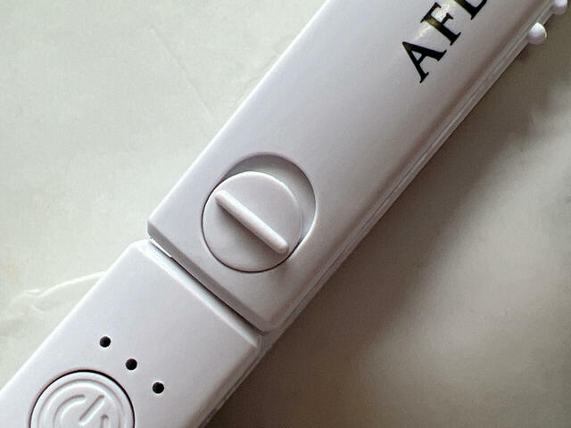 プレートロックを下にスライドするとロックが解除されます