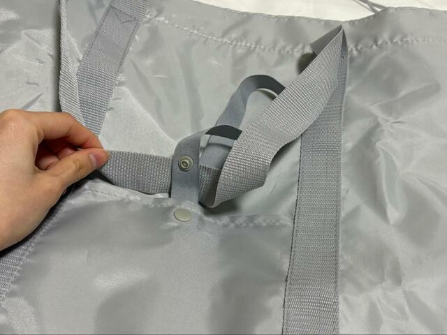 【tower 洗える持ち帰り寿司・ピザが入るかばん】水平持ちする時は、下になる方の持ち手が垂れ下がらないようポケットにしまえます◎