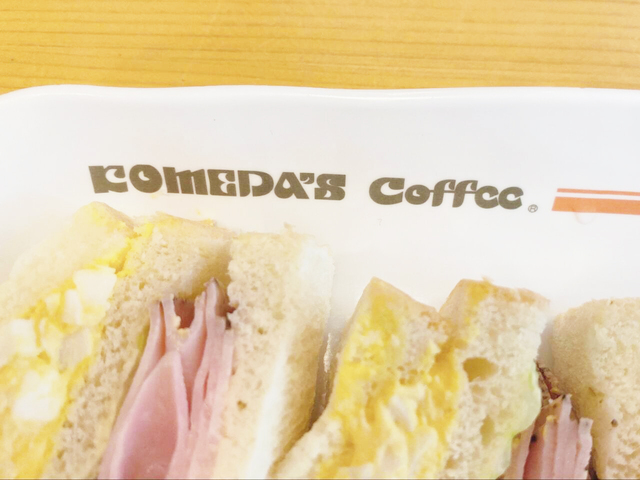 【コメダ珈琲 ペッパーポークとたまごの具沢山サンド】お皿まで可愛い!