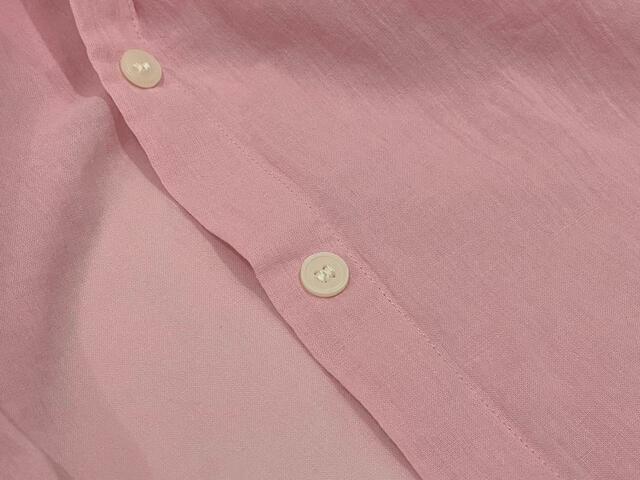 【UNIQLO　シアーコットンリラックスシャツ】ボタンはシンプル