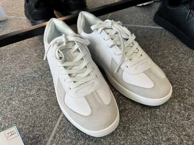 【ワークマン／フラヌールシューズ】異なる質感の素材を組み合わせることで立体感のあるデザインに。カジュアルながら上品さもある一足です！