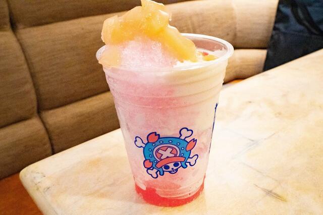 チョッパーの桜舞うピーチヨーグルト・フラッペ 850円｜ユニバーサル・スタジオ・ジャパン「ワンピース・プレミア・サマー2023」スペシャルメニュー