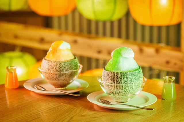【BEB5土浦】メロンまるごとかき氷1,800円　果肉が緑の青肉タイプとオレンジ色の赤肉タイプが選べます