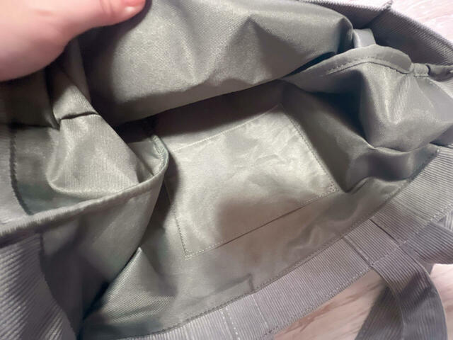 内側には吊りポケットがひとつついています