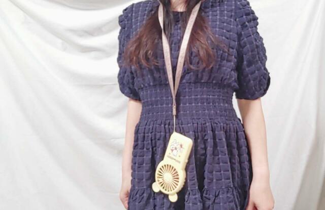 首からかけて持ち歩けるので、夏のイベントでもきっと活躍するはず