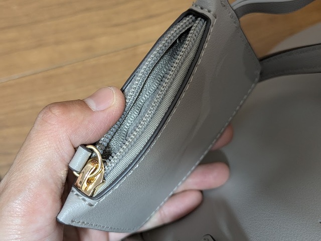 【ハニーズ 軽量両あおりハンドバッグ】バッグと同色のポーチも付属!サイズは縦10.5×横7cmです