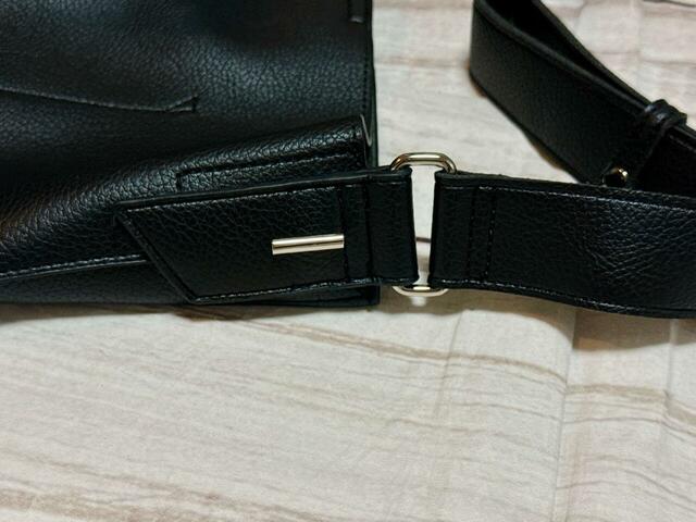 ショルダーストラップがついている箇所にも金具つきでしっかりとした作り