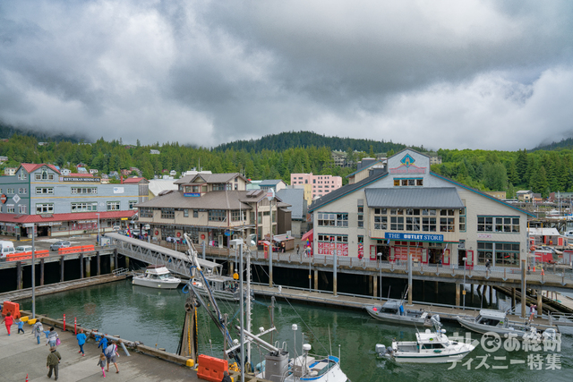 ワンダー号のデッキから眺めるケチカンの街並み。
