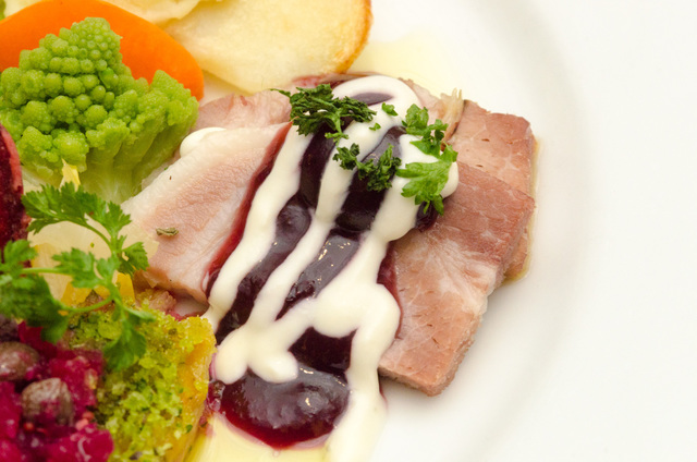 「シャーウッドガーデン・レストラン」ディナーブッフェ ローストポーク チェリーソース｜東京ディズニーランドホテル 2016年「アナとエルサのフローズンファンタジー」