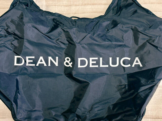 ロゴはホワイトで、ネイビーとのコントラストが爽やか。シンプルながらも、DEAN ＆ DELUCAらしい洗練された雰囲気が魅力