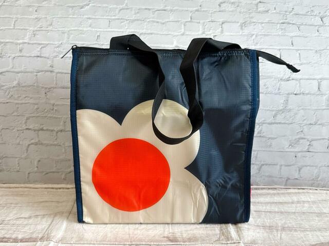 2Lのペットボトル3本を入れても、ファスナーがしっかり閉まります