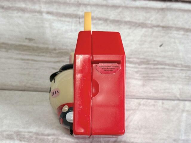 【ちいかわハッピーセット第二弾／うさぎのシールディスペンサー】サイドにシールを取り出せる穴があります