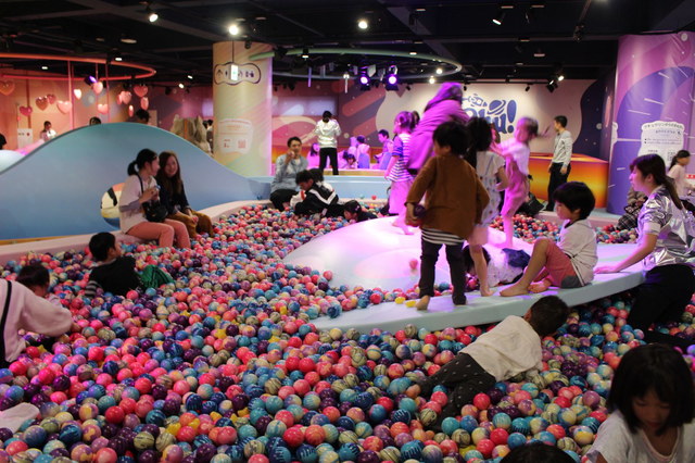 ボールプールに子どもたちがいっぱい