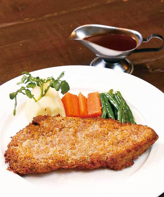 銀座グリルカーディナル（押上） ビーフカツレツ デミグラスソース 2700円 ステーキと同じ200gの肉を使用したボリュームたっぷりのカツレツ。