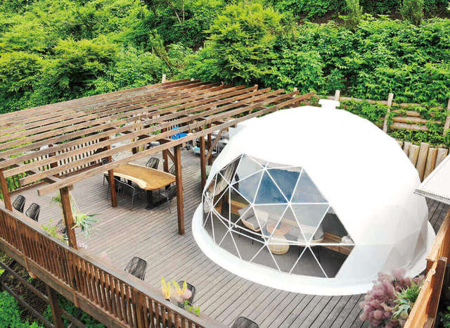100平方メートル以上あるパノラマデッキにドーム型テントや一枚板の大テーブルやカウンターテーブルが置かれ、専用空間が広いのも魅力だ／日比谷花壇の“STAY”「里楽巣FUJINO」