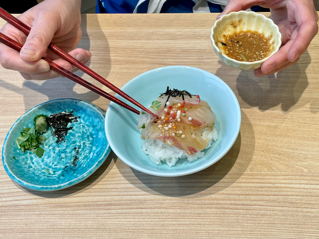 【象印食堂 東京店】タレにつけた鯛の刺身をご飯に盛りつけ、わさびなどをそえる