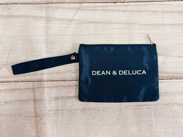 フロントと背面の両面に、ホワイトの「DEAN ＆ DELUCA」ロゴプリント入り