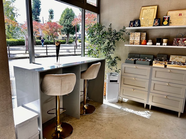 【Atelier Y】公園に面したカウンターでクレープをいただくこともできる