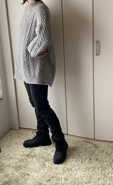 【ワークマン ブレイブセーフティハイカットシューズ】スキニージーンズと合わせると、足元に重心が置かれ、バランスが良く見えます