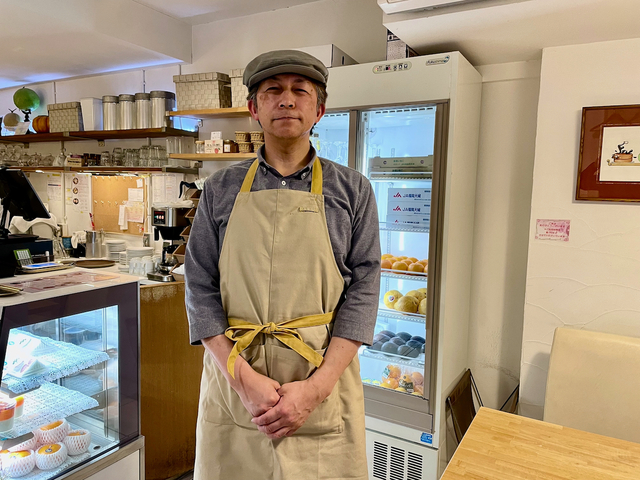 【ホットケーキパーラーフルフル赤坂店】後方の冷蔵庫にはフルーツが。左手のショーケースにはおいしそうなフルーツサンドが並んでいた