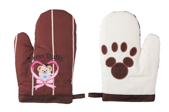 内側にダッフィーの足跡が! 〈キッチンミトン 1500円〉 ©Disney