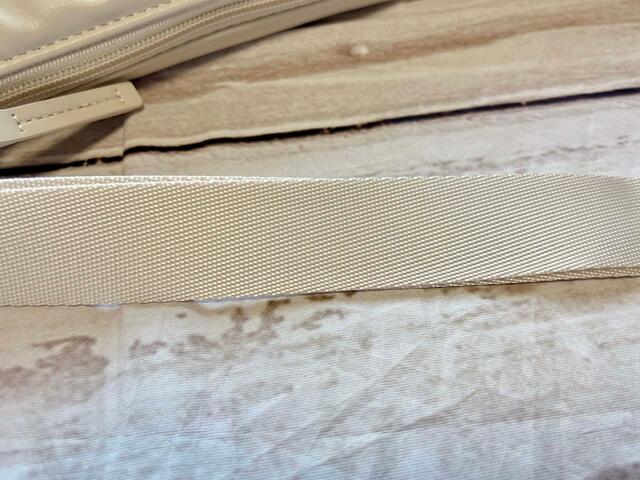 光沢感のある上品な印象のショルダーストラップ♪