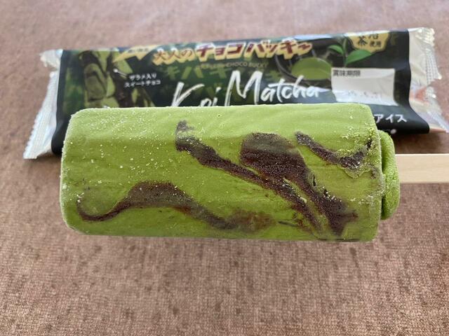 【シャトレーゼ チョコバッキー食べ比べセット】みてわかる抹茶の濃さ