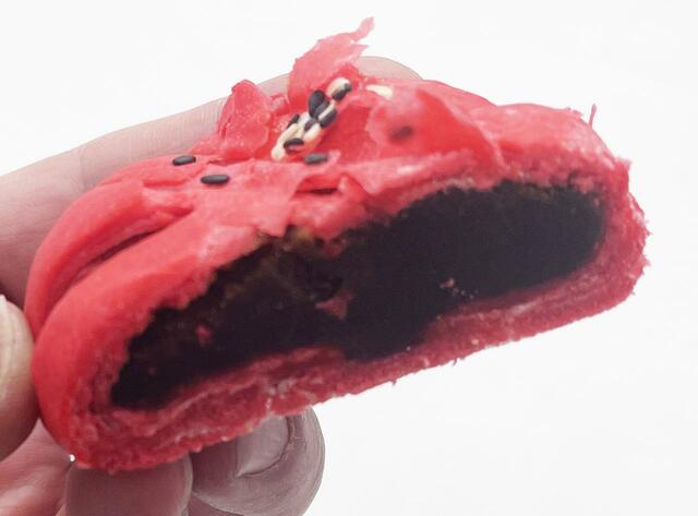 ビビッドなピンク色がそそられる「ナツメ花巻」