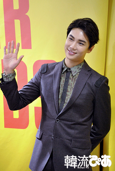 ポーズを取るパク・ジョンミン/入隊前最後の来日会見