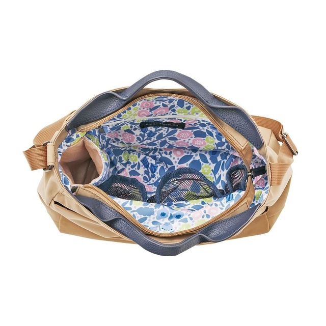 内側は３つのメッシュポケット・ファスナーポケット付き