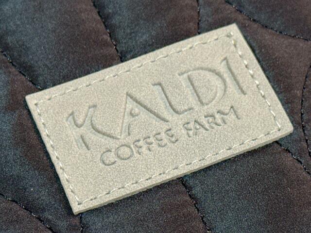 【カルディ コーヒー福袋豪華セット】スウェード調の生地のロゴタグ。ロゴは刻印で高級感たっぷり！