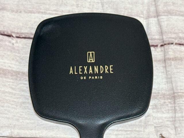 ゴールドカラーの「ALEXANDRE DE PARIS」のブランドロゴがプリントされています