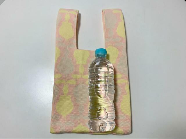 ペットボトルが余裕で入るサイズ【タリーズコーヒー×LOONEY TUNES】コラボグッズ「ジャガードトート（トゥイーティー）」1,980円（税込）