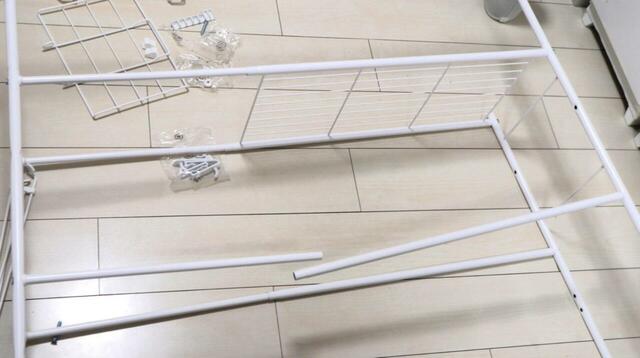 【ニトリ 洗濯機ラック】右側と左側をそれぞれ作り、最後に中央で組み合わせます