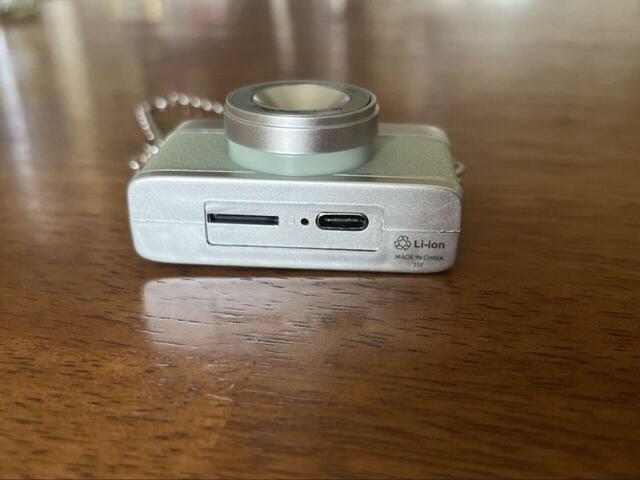 【3COINS ミニトイカメラ】トイカメラの下部にSDカードスロットと充電/転送用のコード接続口があります