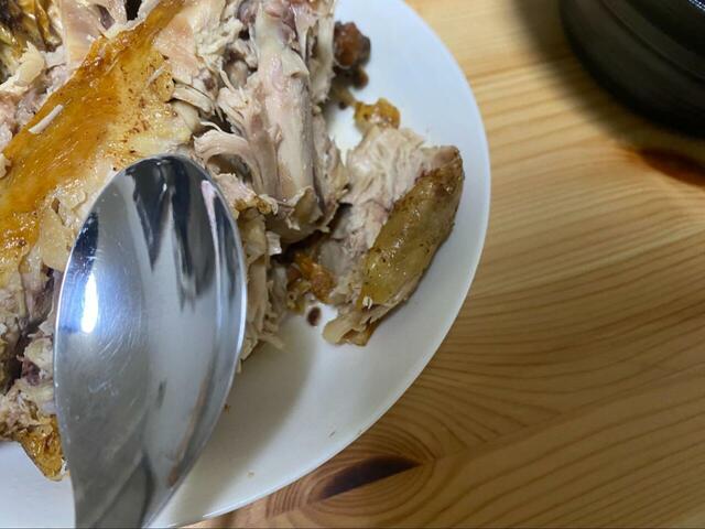 【ガスト 自家製ローストチキン】骨の周りはスプーンでほぐします