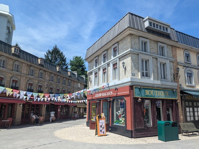 【富士急ハイランド・リサとガスパール タウン】「France Fair」開催中のタウン内