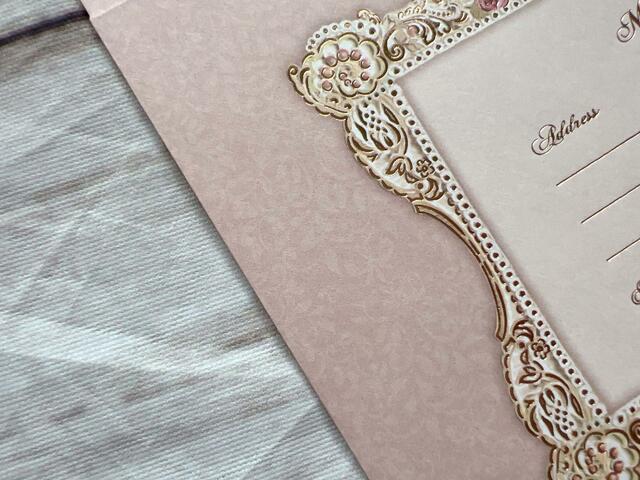 ピンクゴールドの箔押しになっているの、わかりますか？