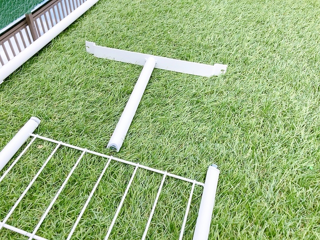 【ニトリ ハンガー付きスタンドミラー ストレージ2】T字の部品がハンガー掛けの部分になります