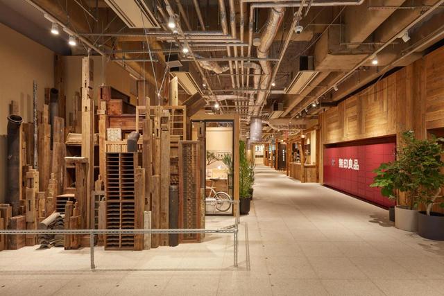 オシャレな内装の2階入り口付近