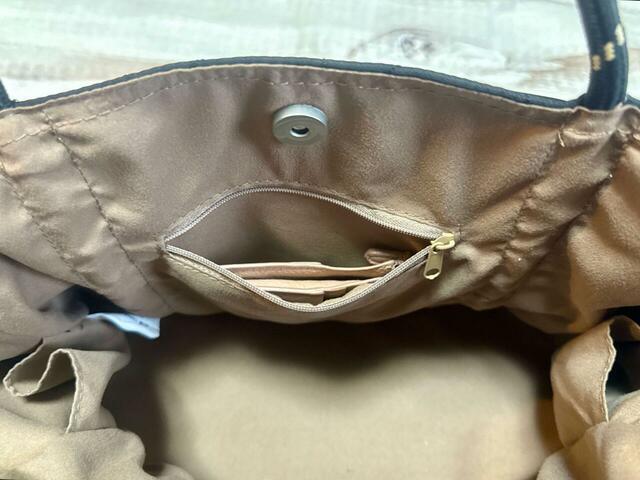 内側のファスナーポケットにはミニ財布をイン