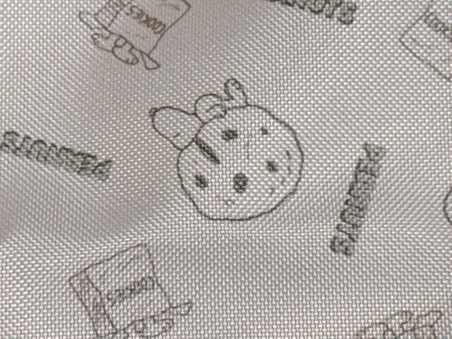 チョコチップクッキーの上で寝そべるスヌーピー。かわいすぎる〜!