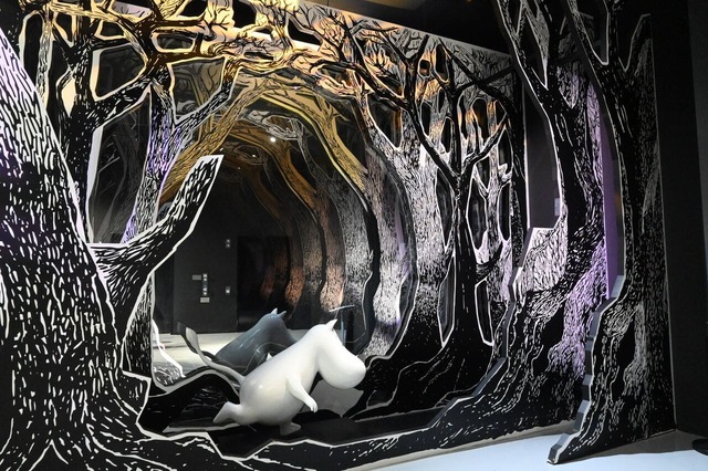 暗い森に迷い込んだかのようなフォトスポットも