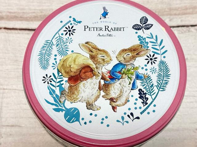 【カルディ／ピーターラビット　ラウンドティン　チョコチップクッキー】ピンク、イエロー、ブルー、ブラウンの4種でデザイン違い。ピーターラビットとベンジャミンのいたずらっぽい表情がかわいい～