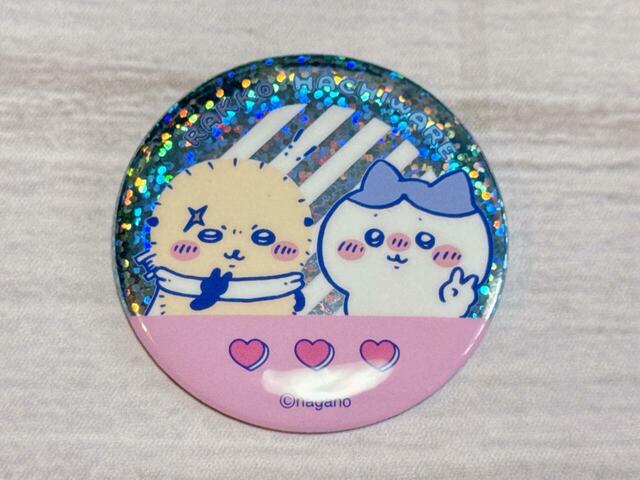 ハチワレは師匠のラッコとも登場。尊い2ショットです…！【ちいかわ×DAISO限定デザイン】「缶バッジ ちいかわ」