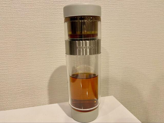 【Vitantonio　ツイスティープラス】使い方3. 好みの濃さになったらボトルをひねって弁を閉めます。わずか3ステップで完成！